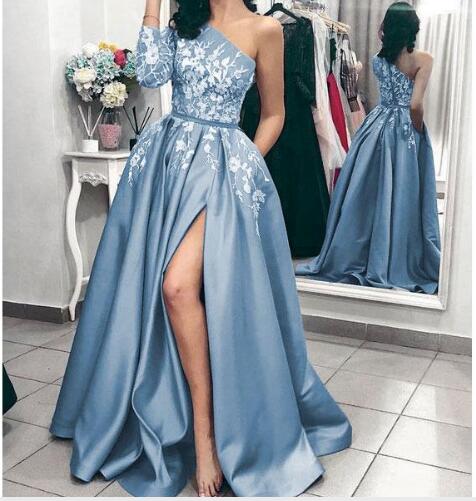 Vestido de fiesta largo de un hombro, manga larga, satén gris, abertura, encaje blanco, con bolsillos 
