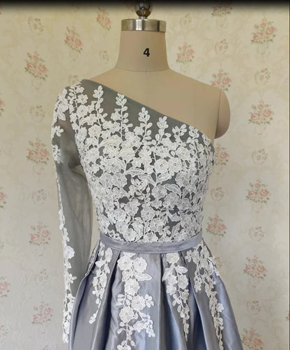 Vestido de fiesta largo de un hombro, manga larga, satén gris, abertura, encaje blanco, con bolsillos 
