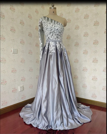 Vestido de fiesta largo de un hombro, manga larga, satén gris, abertura, encaje blanco, con bolsillos 