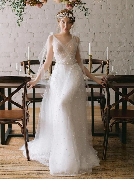 Vestidos de novia con escote en V, corte A, tul y perlas, cola de corte 
