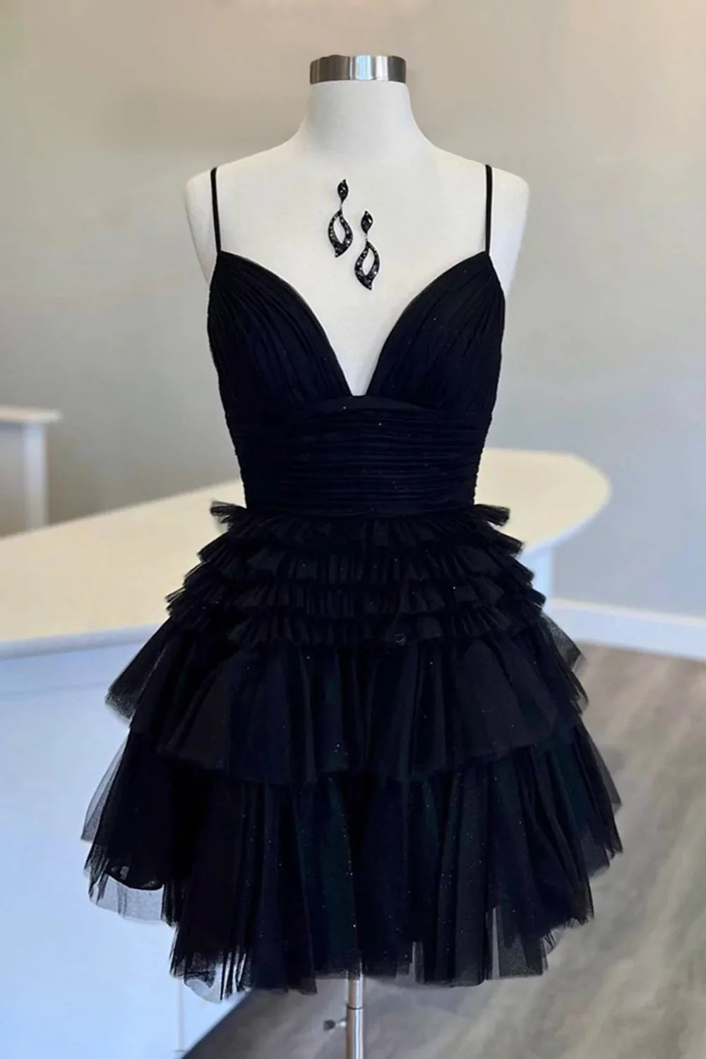 Vestidos cortos de fiesta con escote en V y tirantes finos, vestido perfecto para una fiesta de quinceañera. 