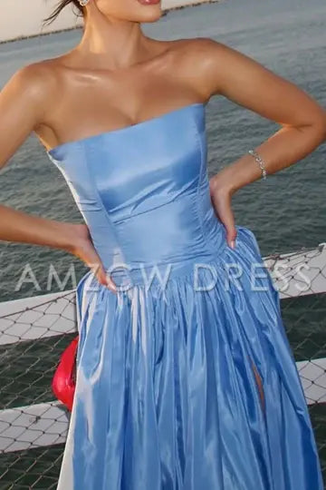 Vestido de fiesta formal Amzcw azul sin tirantes, escote redondo, satén plisado, abertura alta