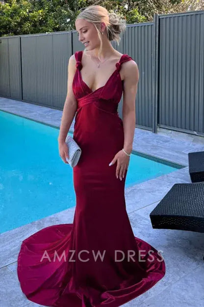 Vestido de fiesta largo plisado de satén con tirantes de sirena burdeos y cola de Amzcw