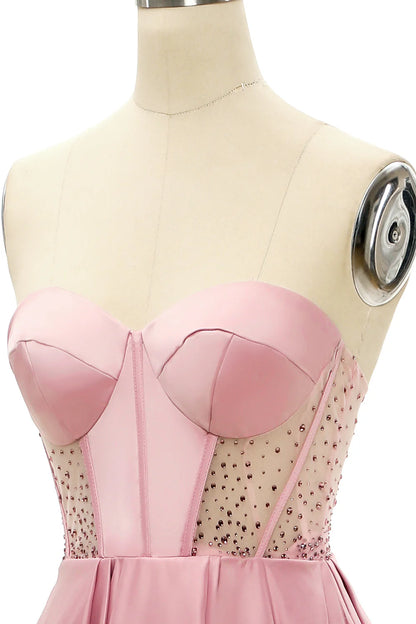 Vestido de fiesta largo con escote en forma de corazón y cuentas en color rubor