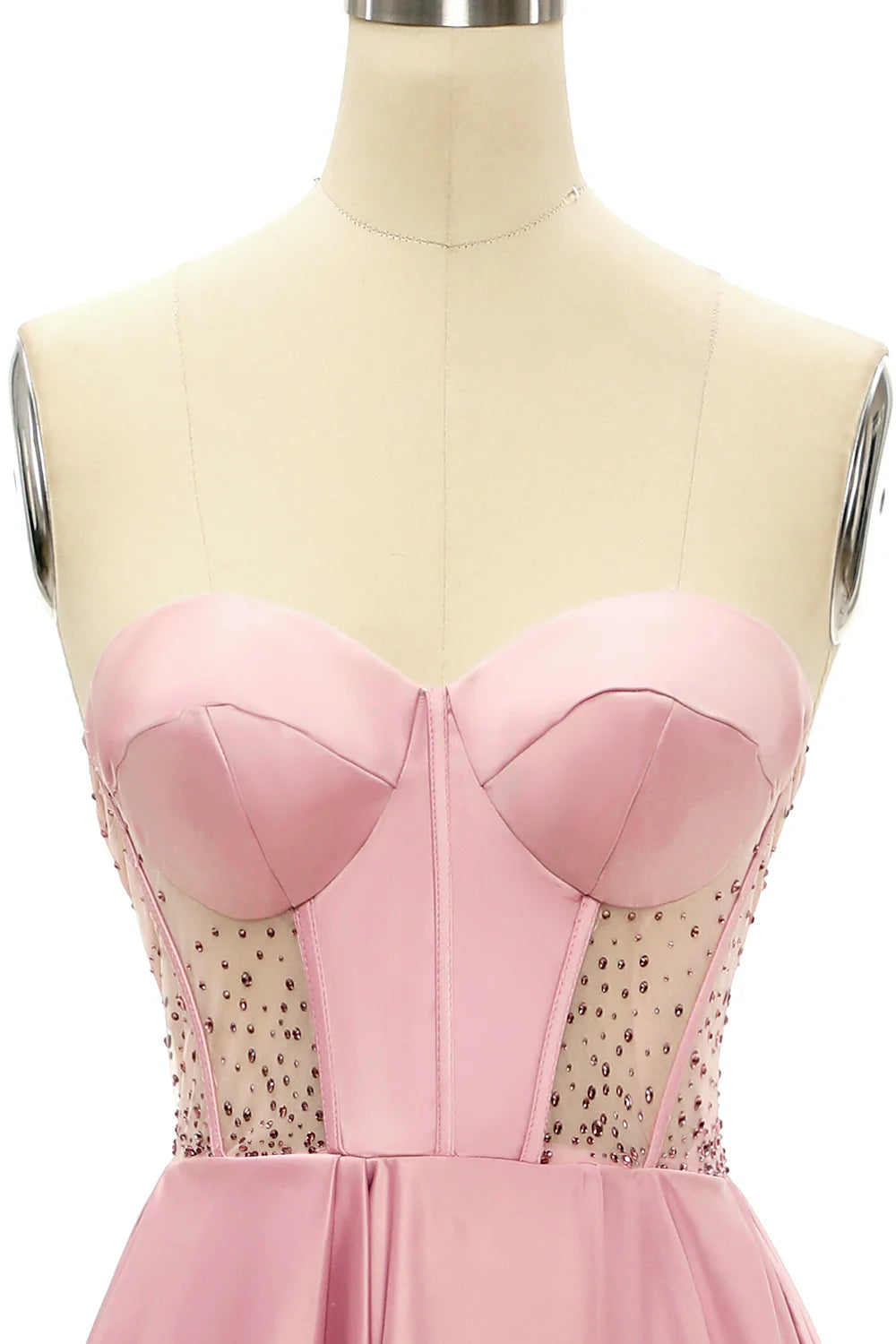 Vestido de fiesta largo con escote en forma de corazón y cuentas en color rubor