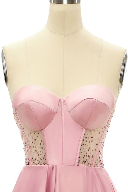 Vestido de fiesta largo con escote en forma de corazón y cuentas en color rubor