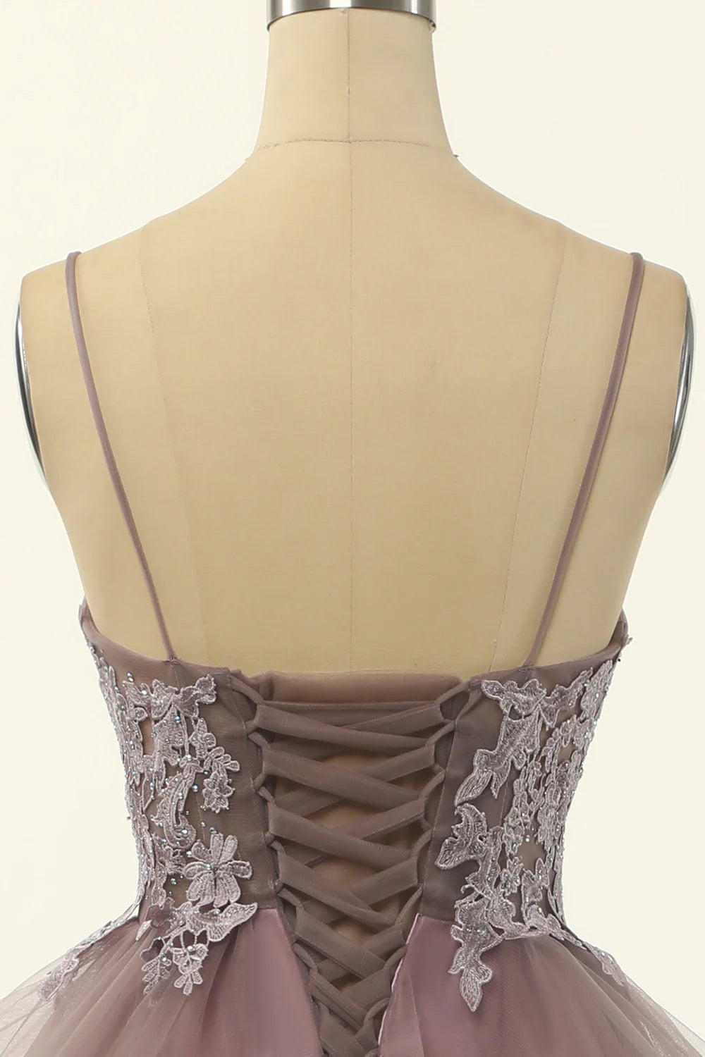 Vestido de fiesta con apliques de tul