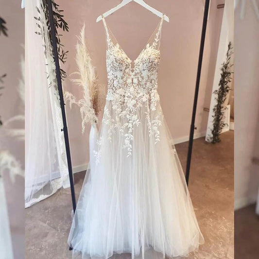 Vestido de novia playero de corte A con escote en V y apliques 