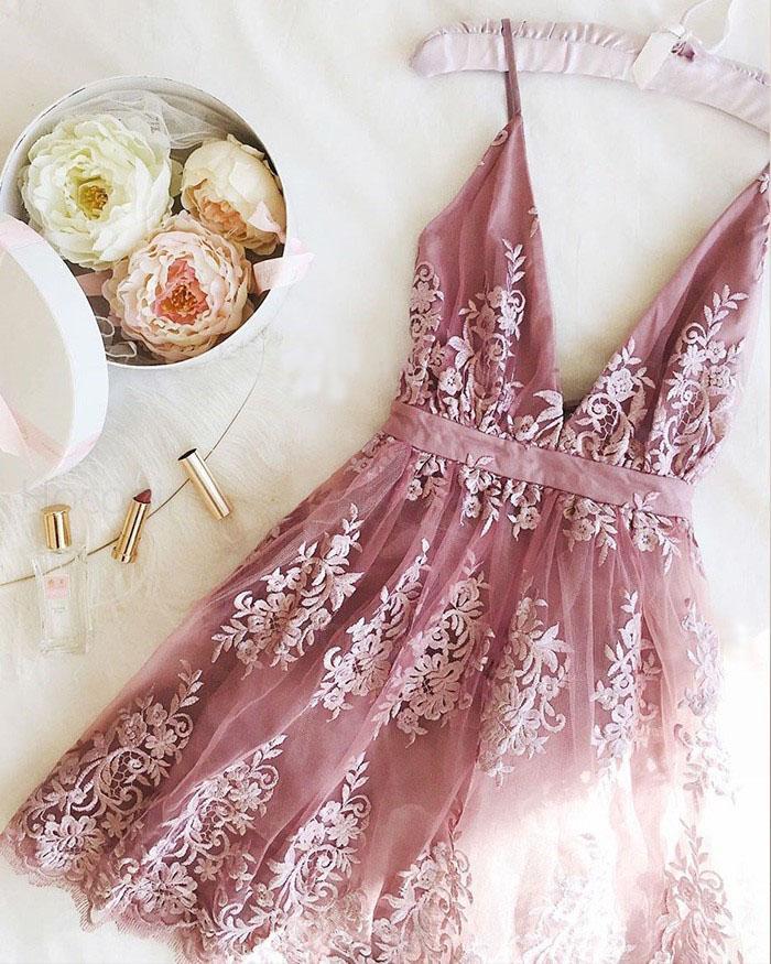 Vestidos de fiesta económicos de color morado claro con apliques de encaje y tirantes finos, escote en V profundo
