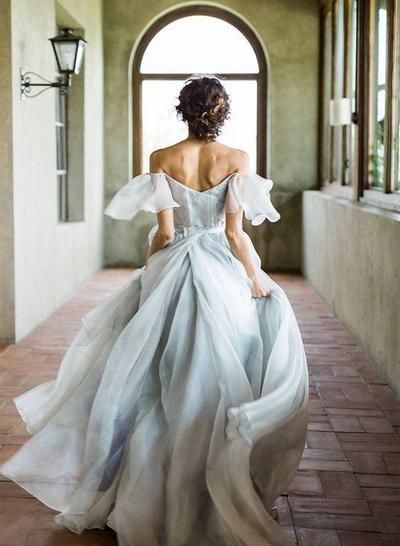 Vestido de novia de corte A de gasa con hombros descubiertos, abertura y volantes 