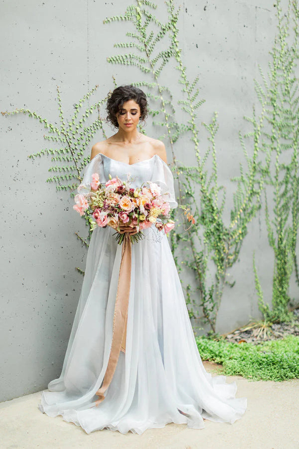 Vestido de novia de corte A de gasa con hombros descubiertos, abertura y volantes 