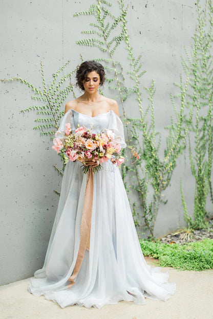 Vestido de novia de corte A de gasa con hombros descubiertos, abertura y volantes 