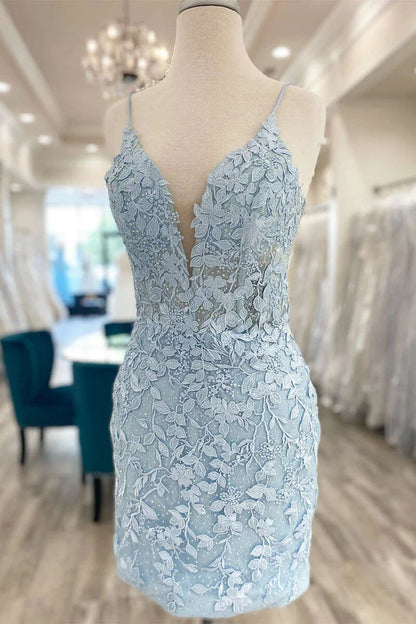Vestido de cóctel corto con tirantes finos y apliques para el regreso a casa 