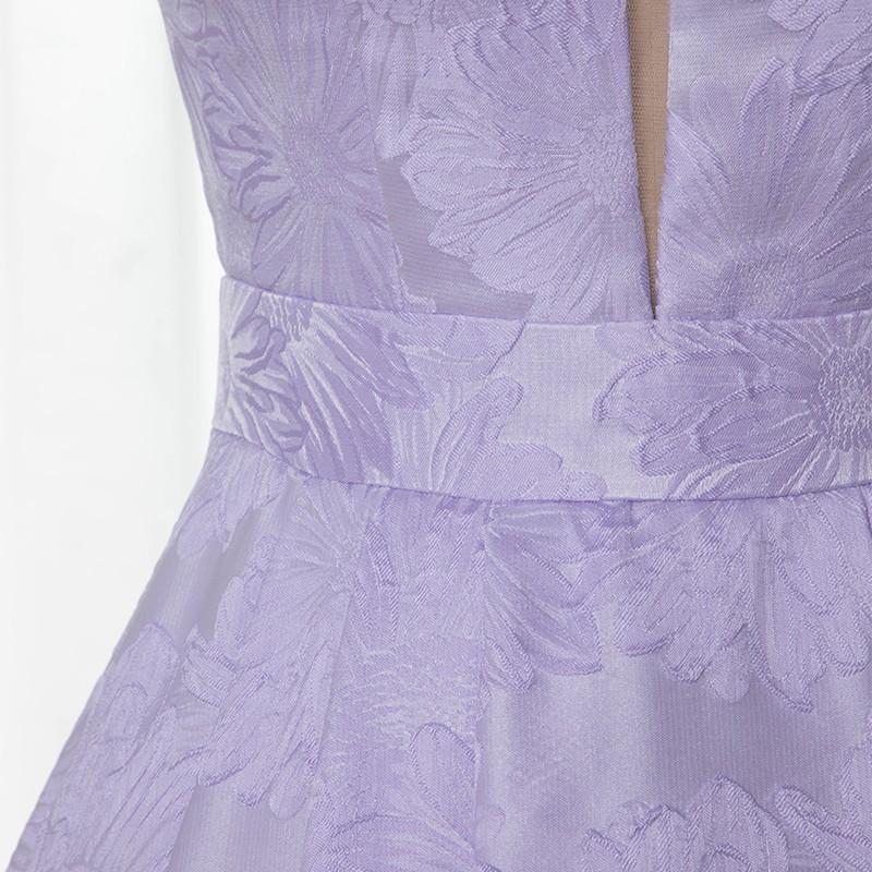 Elegante vestido de fiesta largo de satén con estampado floral lila, sin mangas y corte en A 