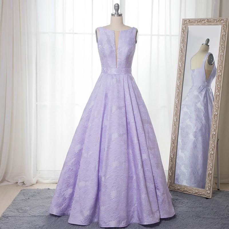 Elegante vestido de fiesta largo de satén con estampado floral lila, sin mangas y corte en A 