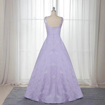 Elegante vestido de fiesta largo de satén con estampado floral lila, sin mangas y corte en A 