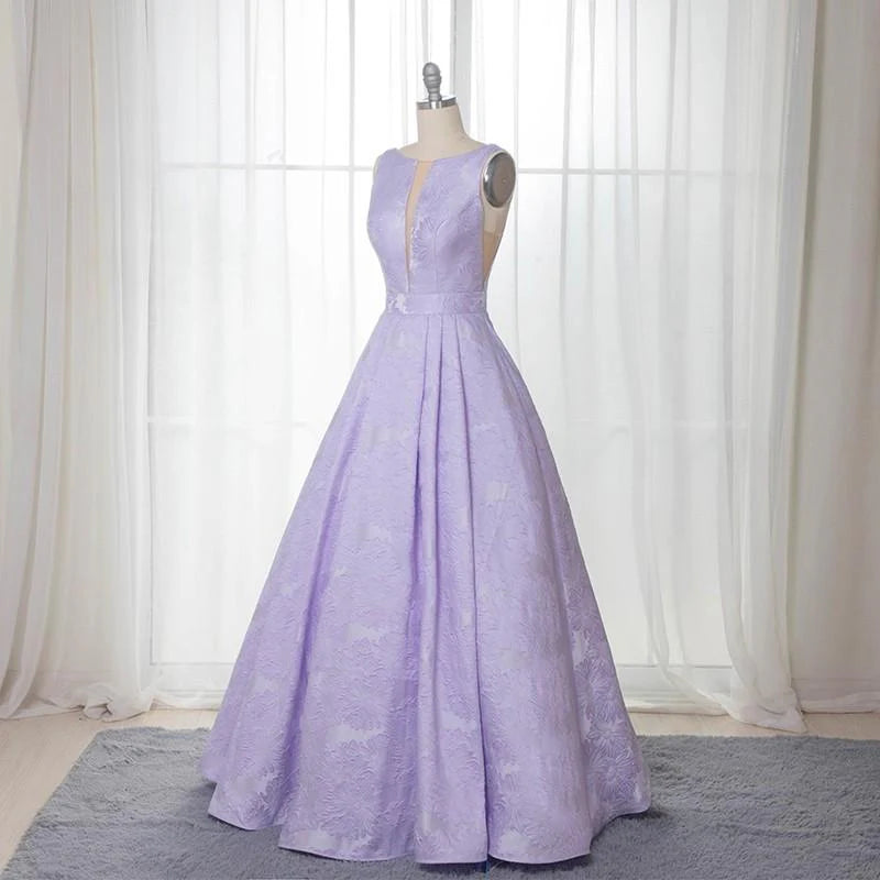 Elegante vestido de fiesta largo de satén con estampado floral lila, sin mangas y corte en A 