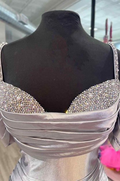 Elegante vestido de fiesta largo estilo sirena con tirantes finos fruncidos y cuentas 