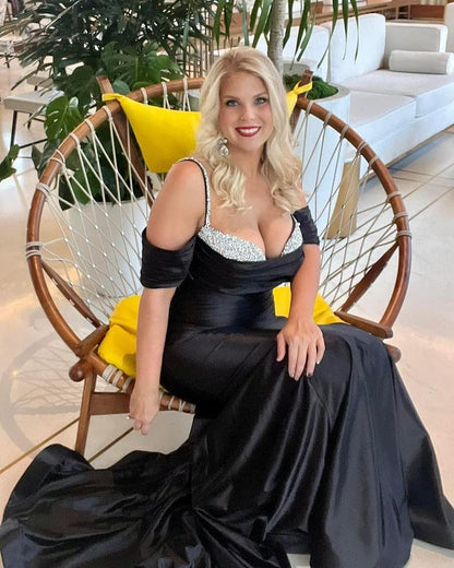 Elegante vestido de fiesta largo estilo sirena con tirantes finos fruncidos y cuentas 