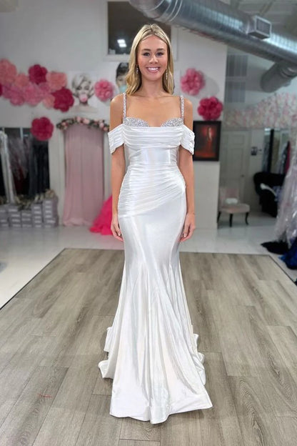 Elegante vestido de fiesta largo estilo sirena con tirantes finos fruncidos y cuentas 