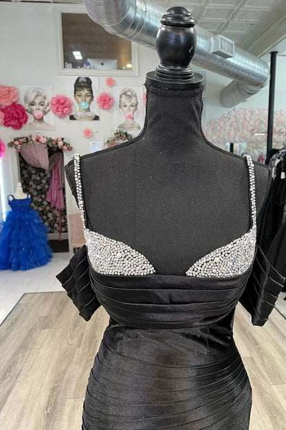 Elegante vestido de fiesta largo estilo sirena con tirantes finos fruncidos y cuentas 