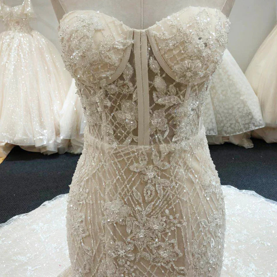 Elegantes vestidos de novia de sirena con escote corazón y cuentas brillantes 