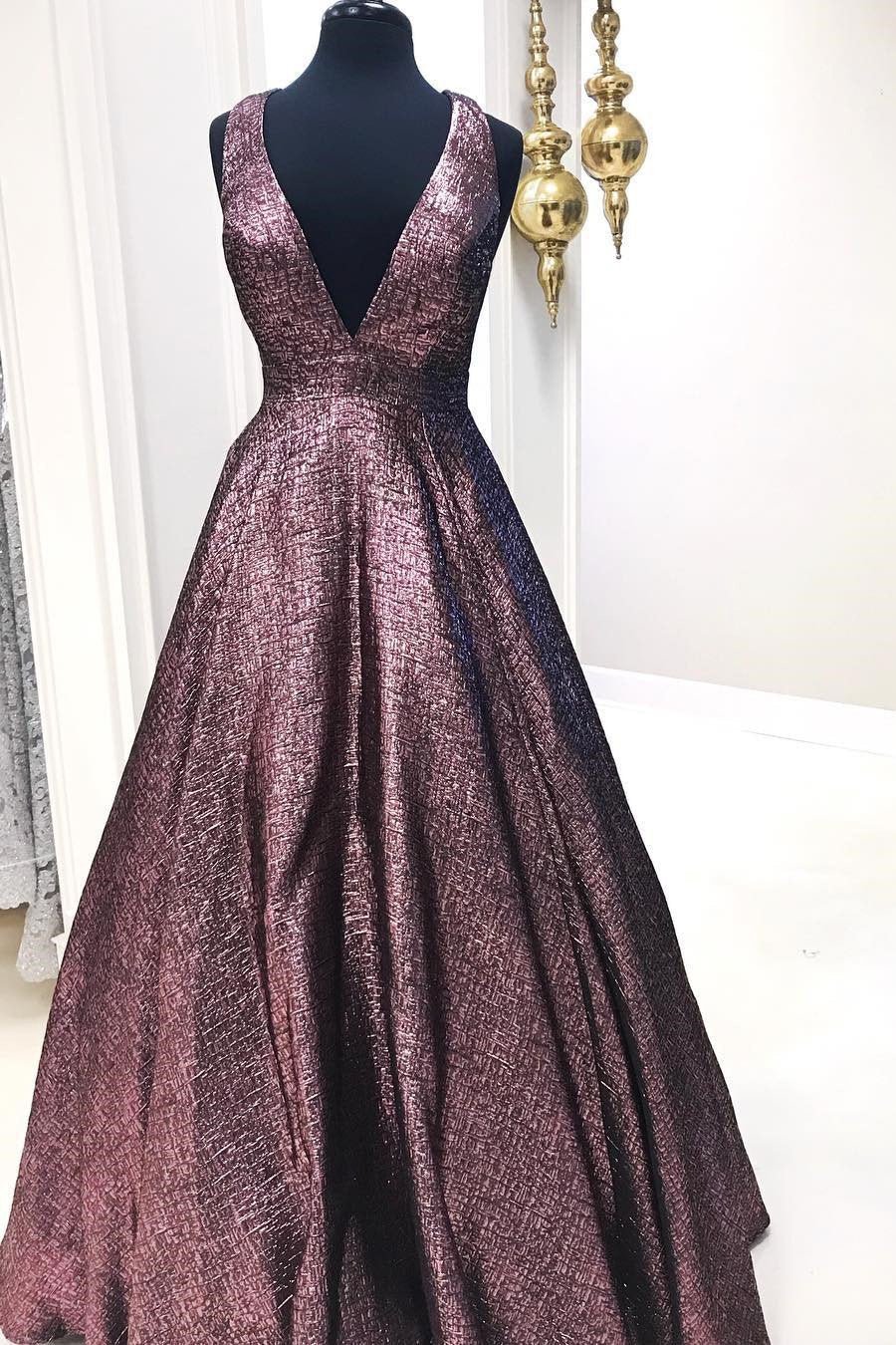 Elegante vestido de fiesta largo con escote en V profundo en marrón chocolate y bolsillos