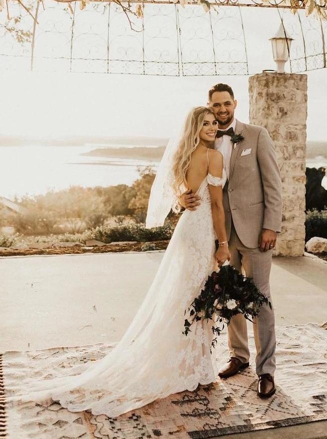 Elegante vestido de novia color marfil con tirantes finos, tul, encaje, escote en V y apliques 