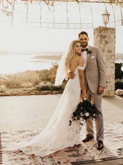 Elegante vestido de novia color marfil con tirantes finos, tul, encaje, escote en V y apliques 