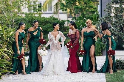 Elegantes vestidos de dama de honor de satén verde con abertura lateral y corte sirena mixto 