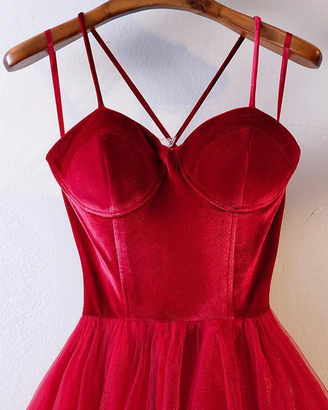 Elegantes vestidos de fiesta largos formales de tul con tirantes finos y encaje rojo en forma de corazón 
