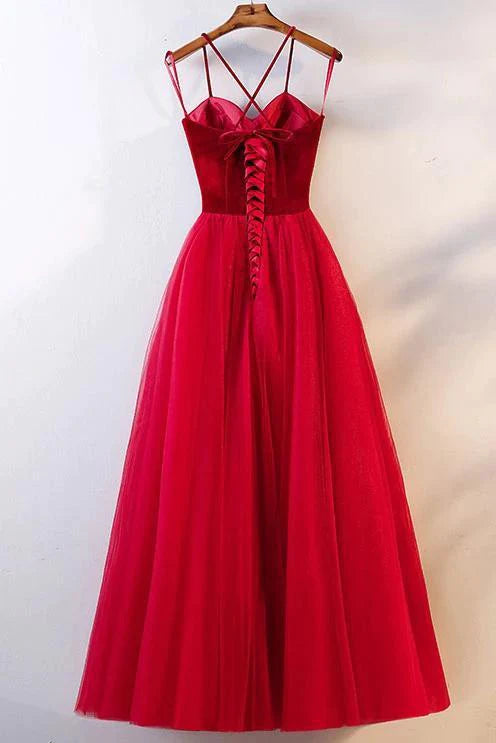 Elegantes vestidos de fiesta largos formales de tul con tirantes finos y encaje rojo en forma de corazón 