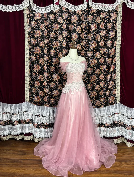 Elegant Off The Shoulder Lace Applique Tulle Ball Gown Prom Dress