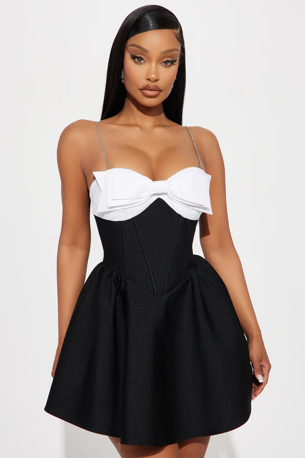 Elegant A-Line Sweetheart Sleeveless Bow Black White Mini Homecoming Dress for Women
