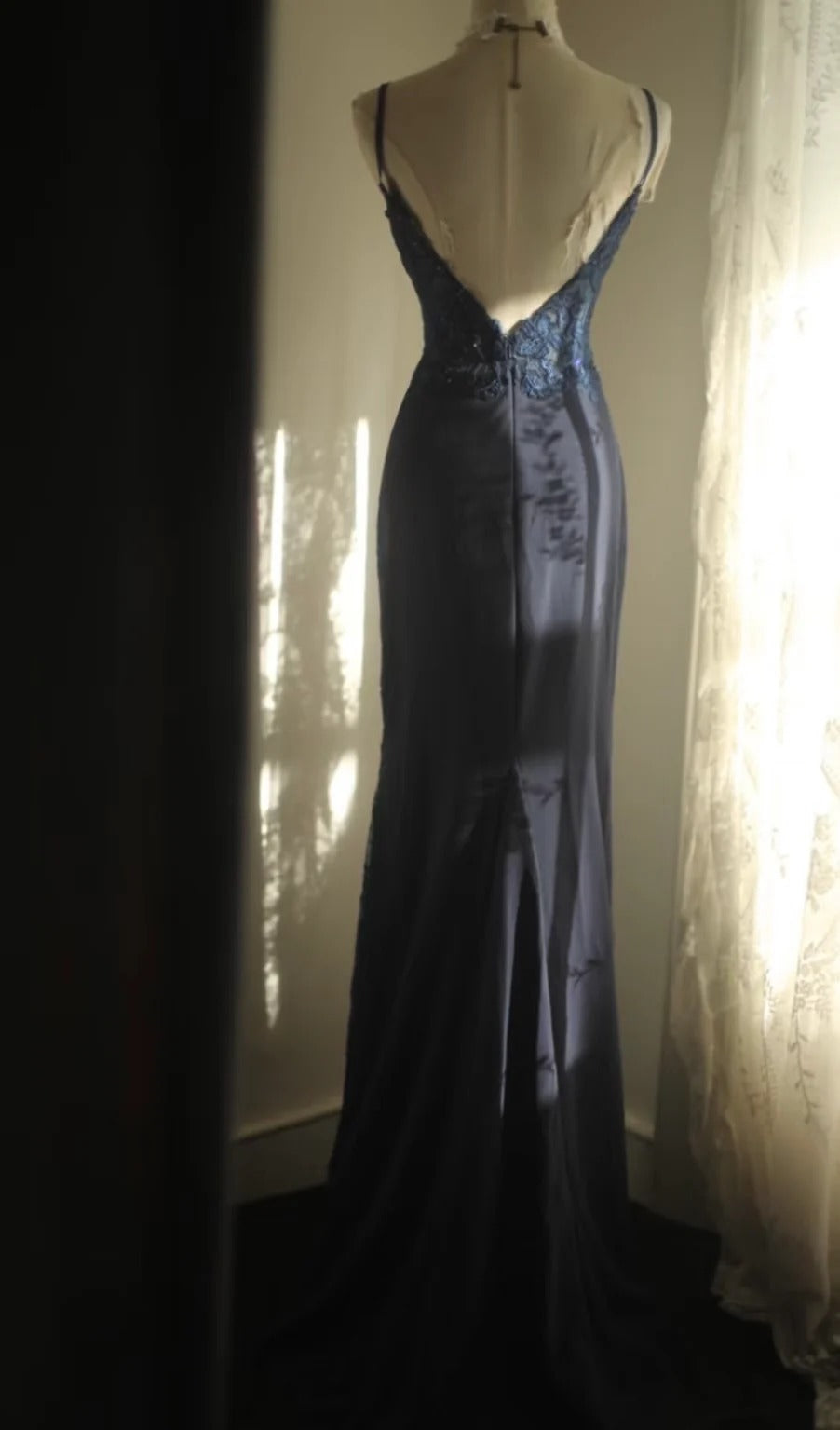 Evening Dress Spaghetti Strap V-Neck Mermaid Gown with Lace Bodice and Backless Design