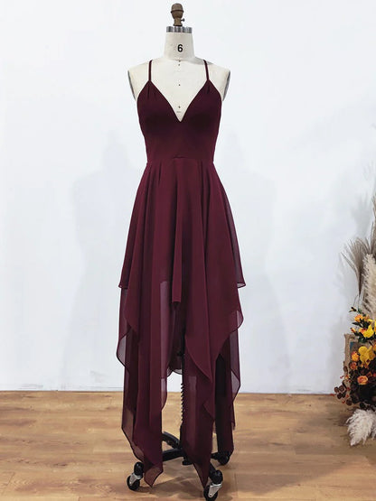 Vestidos de fiesta fluidos con tirantes finos, escote en V y espalda abierta en color burdeos 