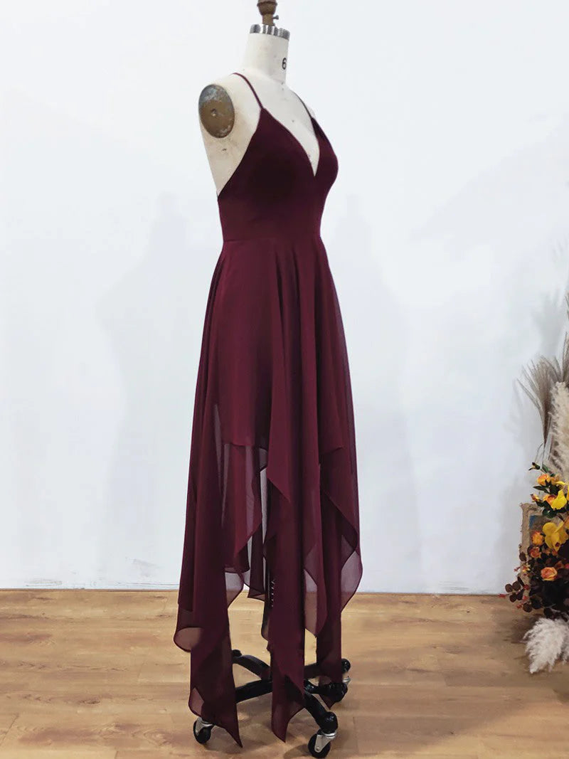 Vestidos de fiesta fluidos con tirantes finos, escote en V y espalda abierta en color burdeos 