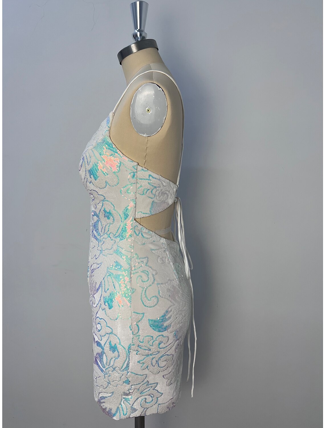 Detail of the spaghetti strap and neckline of the floral glitter dress.