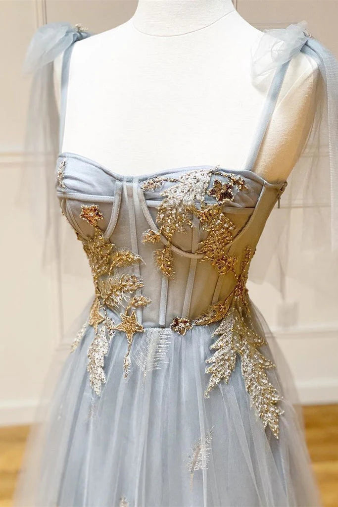 Vestido de fiesta largo de corte A con tirantes de tul gris y apliques