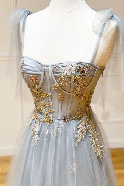 Vestido de fiesta largo de corte A con tirantes de tul gris y apliques