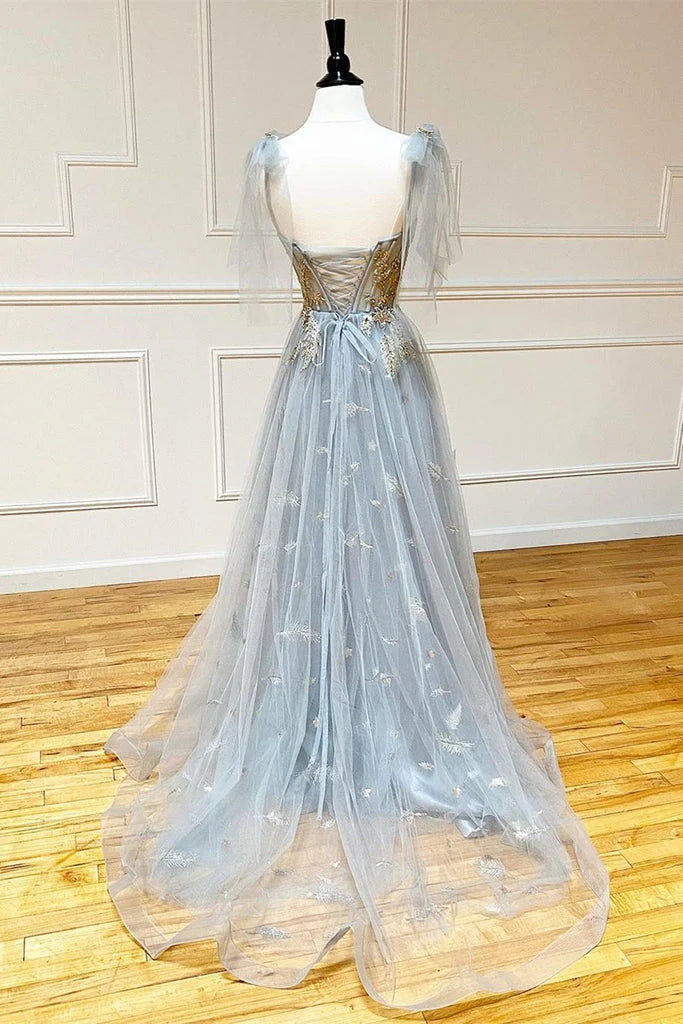 Vestido de fiesta largo de corte A con tirantes de tul gris y apliques