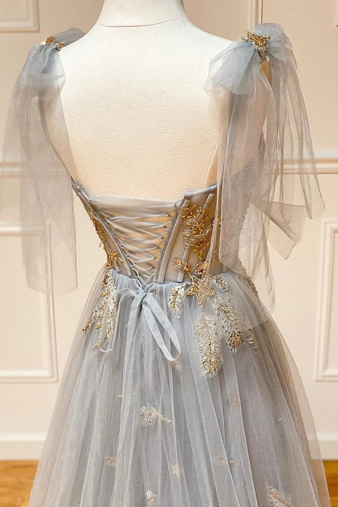 Vestido de fiesta largo de corte A con tirantes de tul gris y apliques