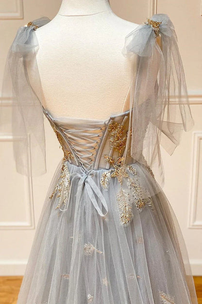 Vestido de fiesta largo de corte A con tirantes de tul gris y apliques