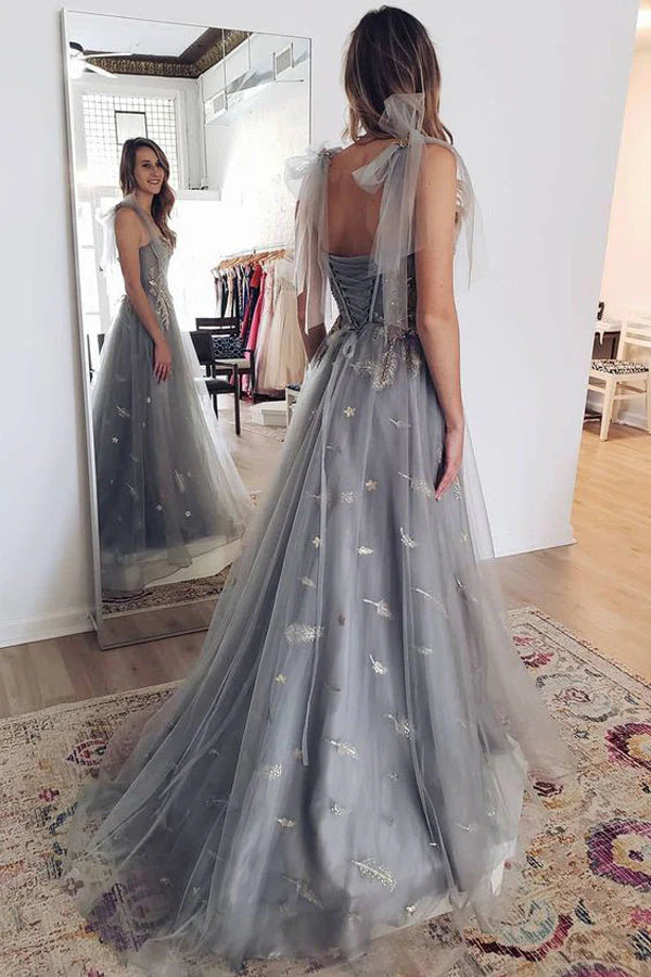 Vestido de fiesta largo de corte A con tirantes de tul gris y apliques