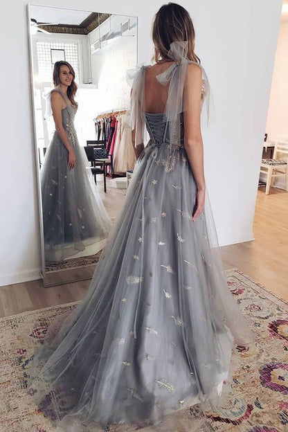 Vestido de fiesta largo de corte A con tirantes de tul gris y apliques