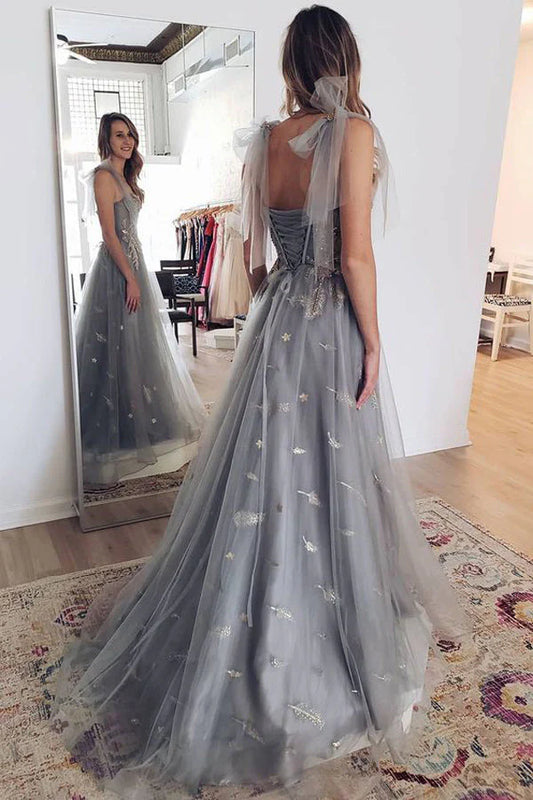 Vestido de fiesta largo de corte A con tirantes de tul gris y apliques