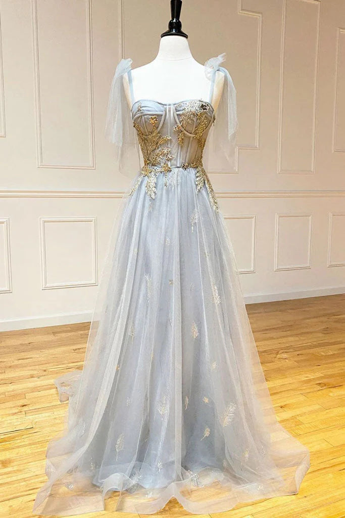 Vestido de fiesta largo de corte A con tirantes de tul gris y apliques