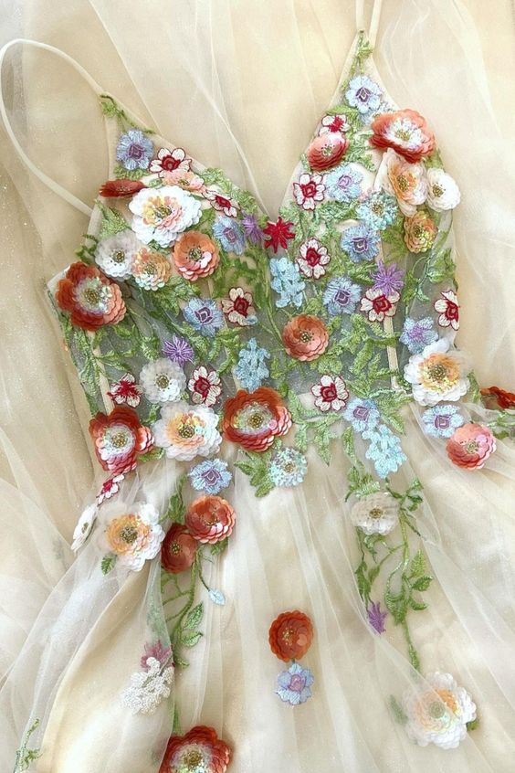 Hermosos vestidos de fiesta de princesa con tirantes finos largos y apliques de noche. 