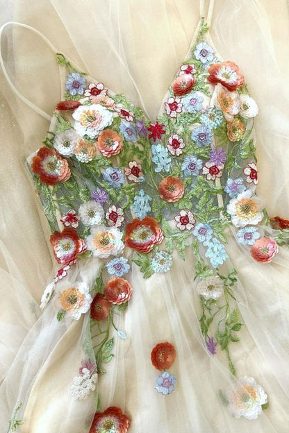 Hermosos vestidos de fiesta de princesa con tirantes finos largos y apliques de noche. 