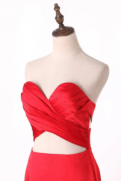 Hermosos vestidos de fiesta largos rojos de sirena sin tirantes, escote corazón, sin mangas y espalda abierta 